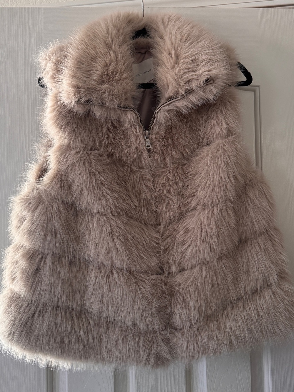 Avec Les Filles Plush Faux Fur Vest in Taupe